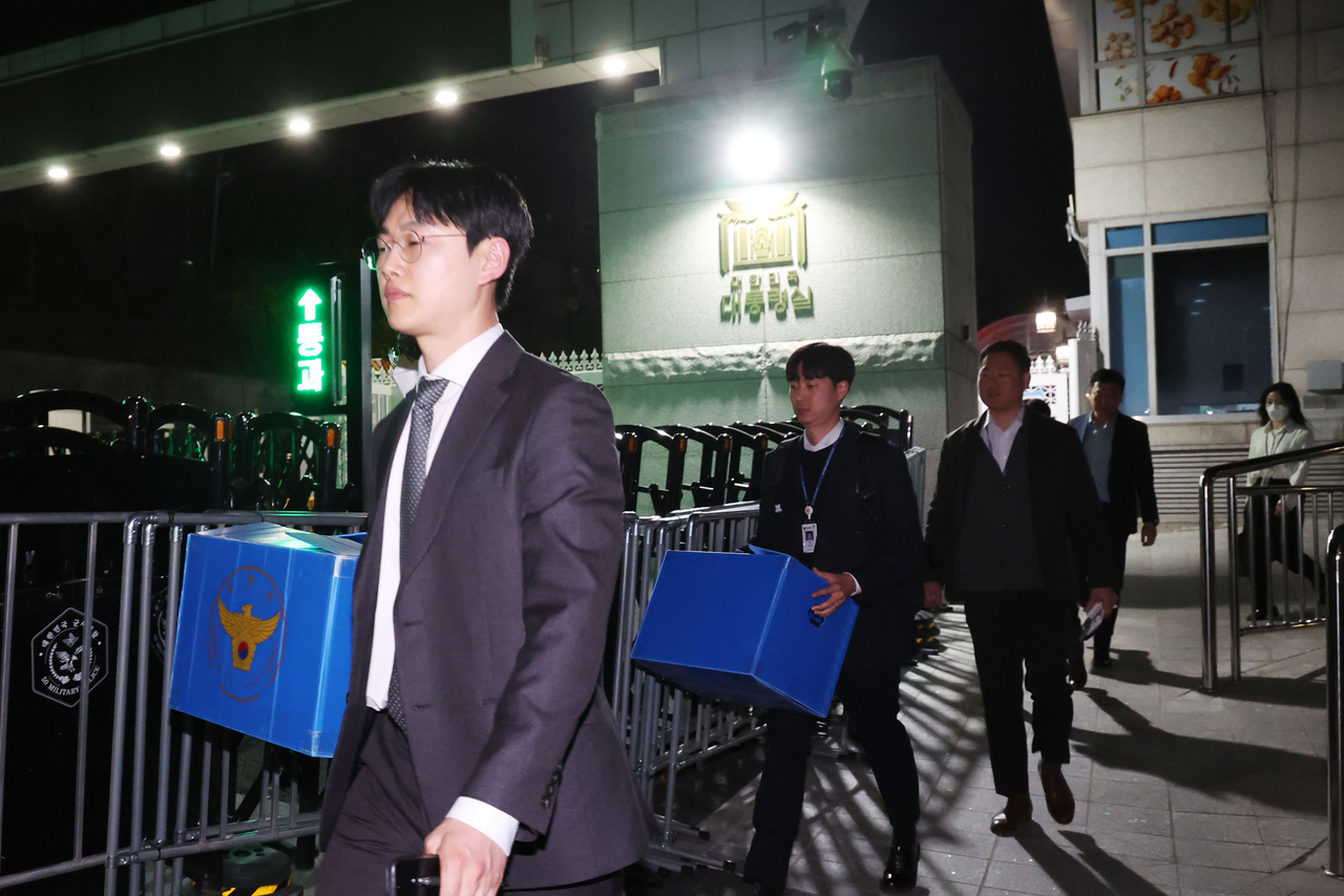 대통령실 압수수색을 시도한 경찰 비상계엄 특별수사단이 지난달 16일 서울 용산구 대통령실 청사 민원실 출입구로 나오고 있다. [연합]
