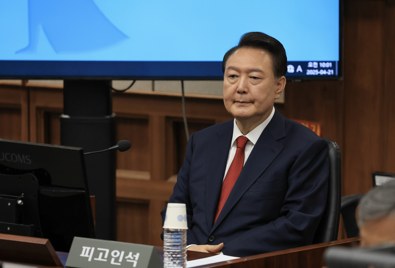 윤석열 전 대통령이 지난달 21일 서울 서초구 서울중앙지법에서 열린 내란 우두머리 혐의 형사재판 2차 공판에 피고인으로 출석해 있다. [연합]