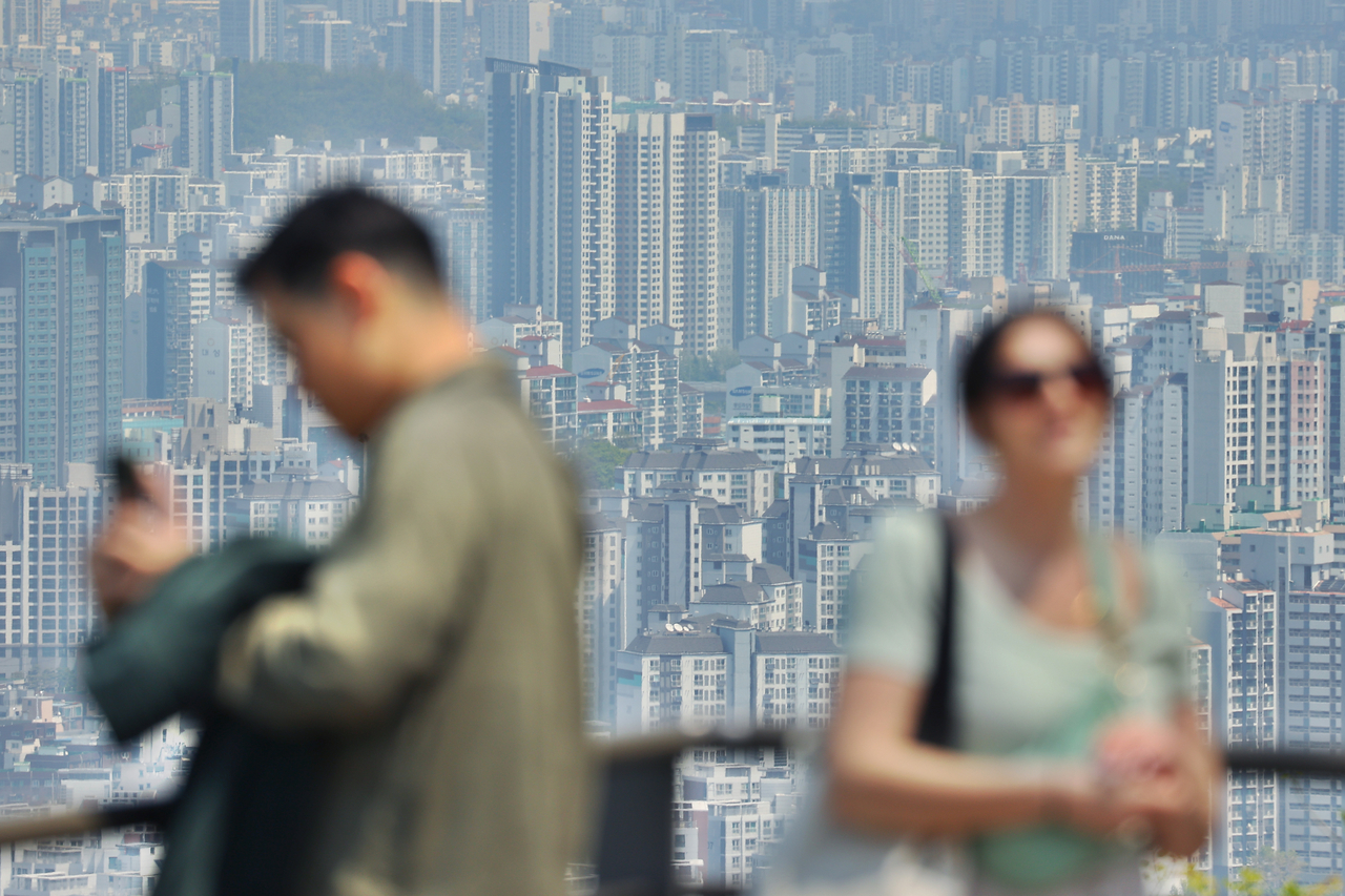 A view of an apartment complex in Seoul seen from Namsan in central Seoul. (Yonhap)