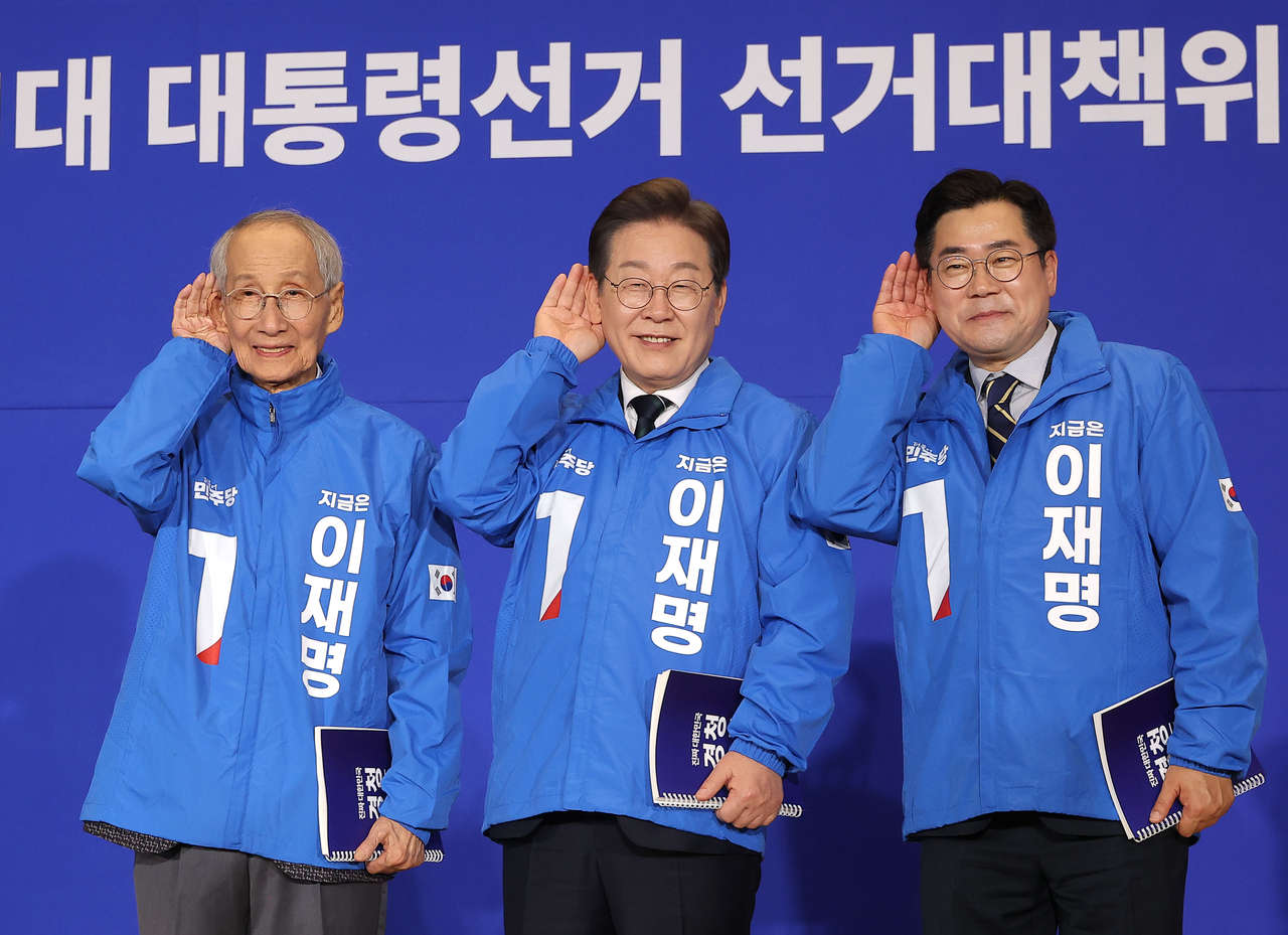 30일 서울 여의도 국회 의원회관에서 열린 더불어민주당 제21대 대통령선거 ‘진짜 대한민국’ 중앙선거대책위원회 출범식에서 이재명 대선 후보와 윤여준·박찬대 상임총괄선대위원장이 국민의 목소리에 귀를 기울이겠다는 의미의 ‘경청 퍼포먼스’를 하고 있다. [연합]