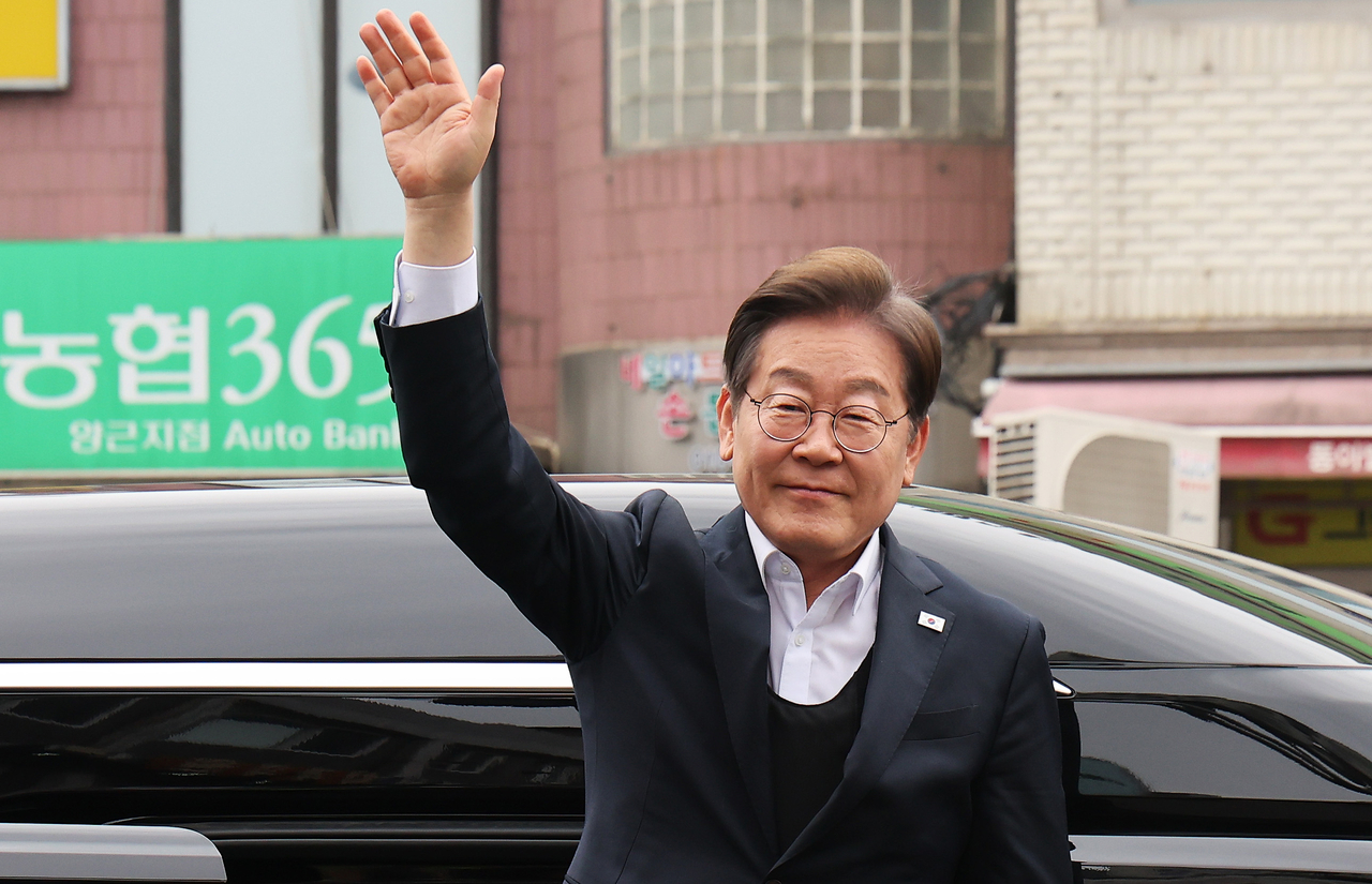 이재명 더불어민주당 대선 후보가 5일 경기도 양평군 양평물맑은시장에서 열린 ‘골목골목 경청투어’에서 시민들에게 인사하고 있다.  [연합]