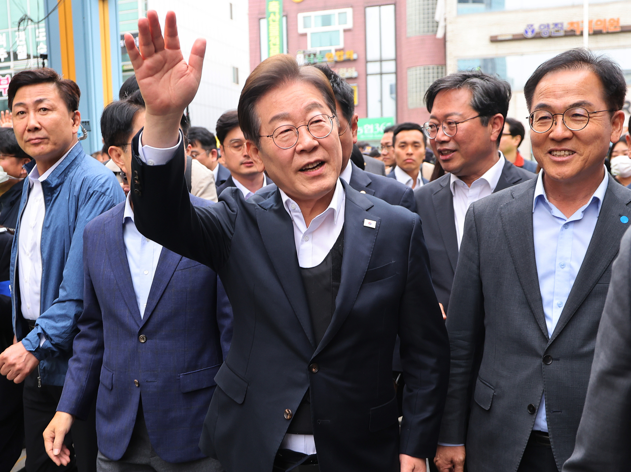 더불어민주당 이재명 대선 후보가 5일 경기도 양평군 양평물맑은시장에서 열린 ‘골목골목 경청투어’에서 시민들에게 인사하고 있다. [연합]