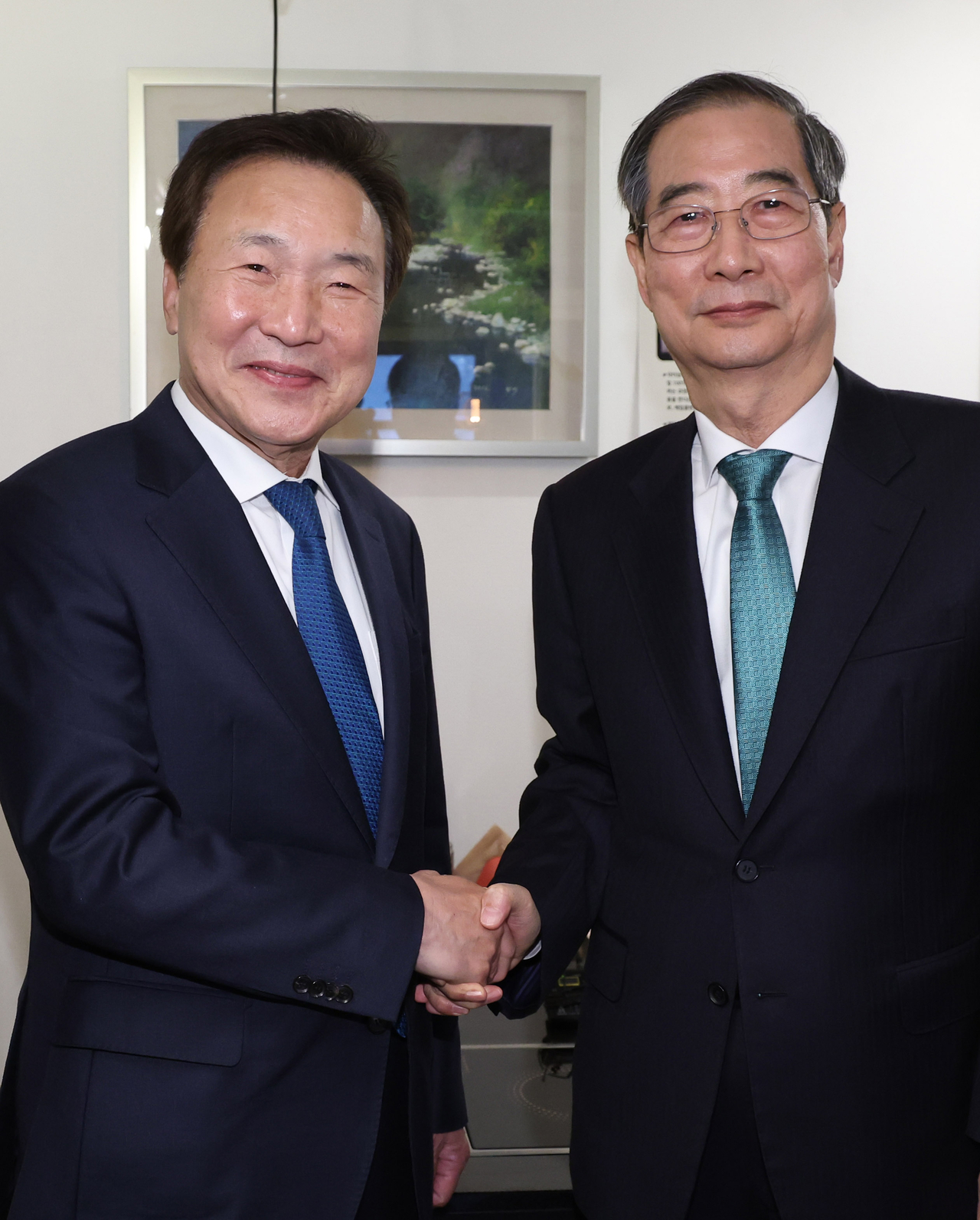 무소속 한덕수 대선 예비후보와 손학규 전 바른미래당 대표가 5일 서울 종로구 한 식당에서 만찬 회동을 하고 있다. <연합>