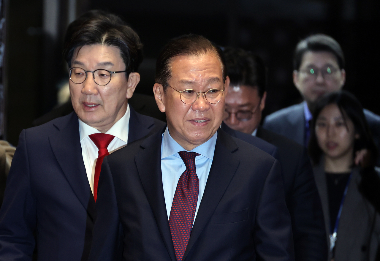 국민의힘 권영세 비상대책위원장과 권성동 원내대표가 5일 서울 여의도 국회에서 열린 의원총회에 참석하고 있다. [연합]