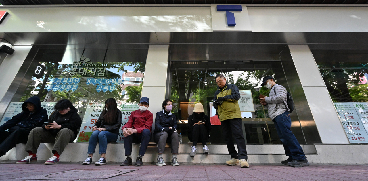 서울 마포구 SK텔레콤 홍대역점에서 시민들이 유심칩을 교체 받기 위해 대기하고 있다. 임세준 기자