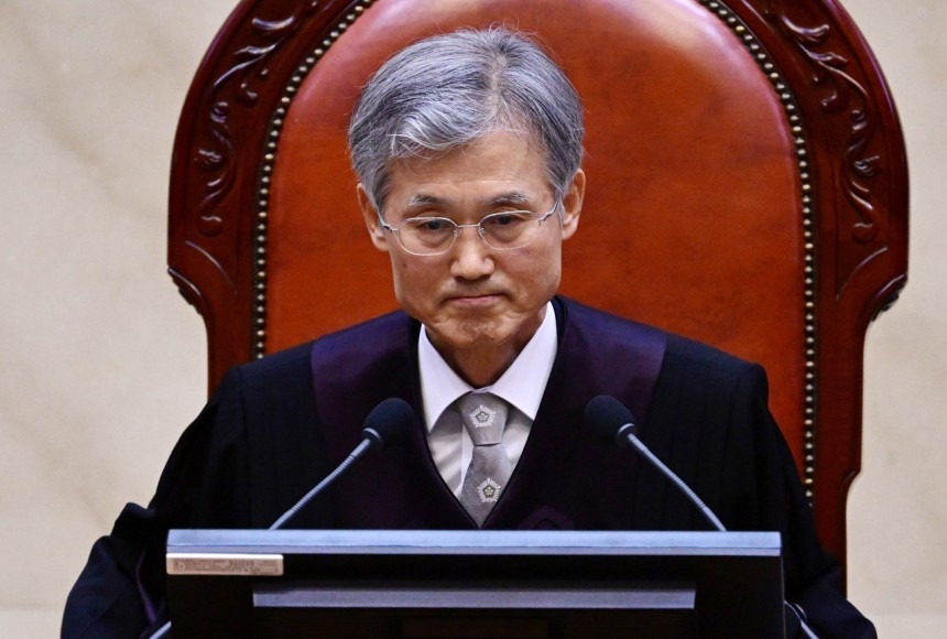 조희대 대법원장이 지난 1일 서울 서초구 대법원에서 열린 더불어민주당 이재명 대선 후보의 공직선거법 위반 사건 상고심 선고에 참석, 입술을 다물고 있다.[연합]