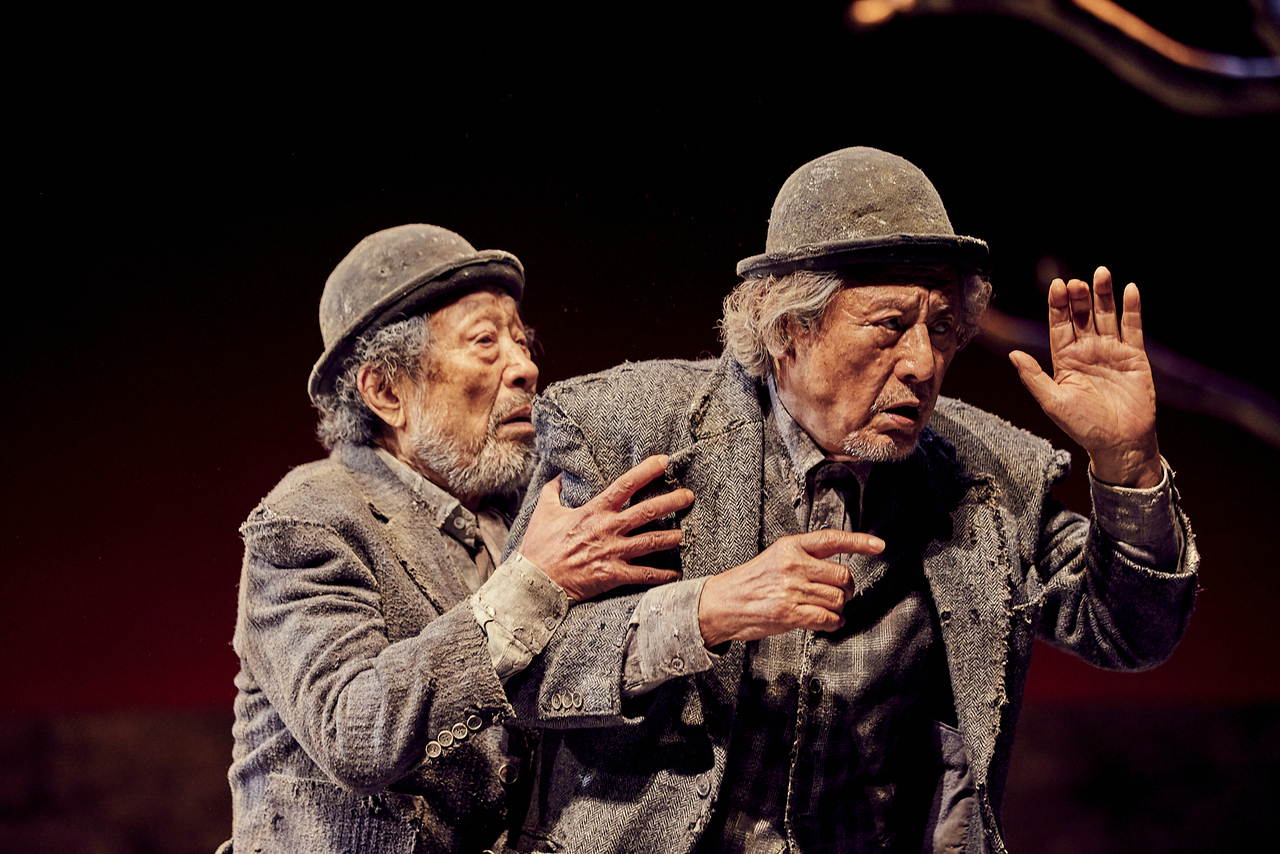 Veteran senior actors Shin Gu (left) and Park Geun-hyung perform a scene from "Waiting for Godot." (Park Company)