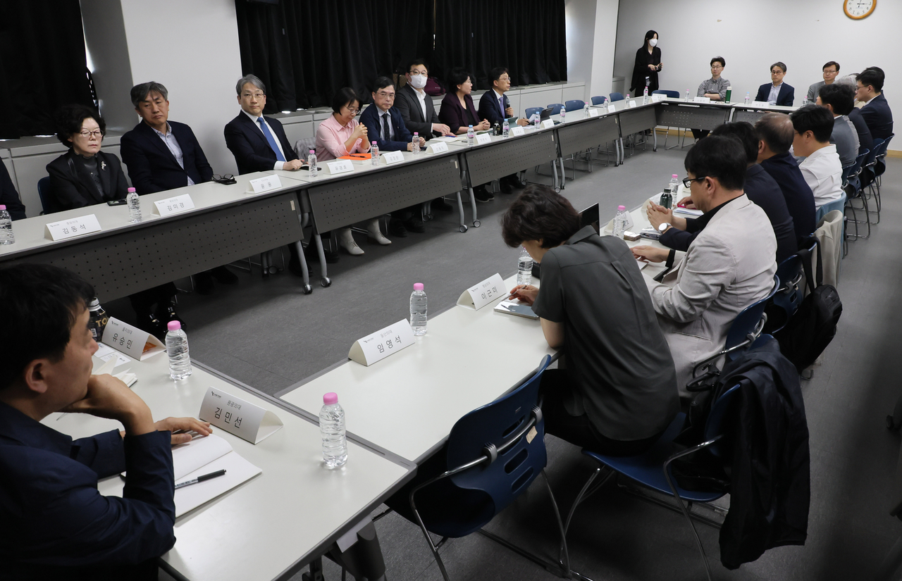 A meeting between chairpersons of medical schools across the country and officials of the Ministry of Education is being held at the Seoul National University Hospital in Jongno-gu, central Seoul on April 30. (Yonhap)