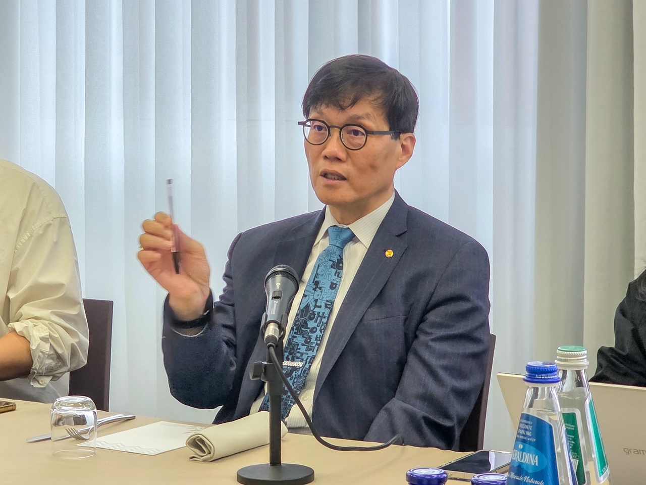 이창용 한국은행 총재가 기준금리 인하와 관련 “충분히 낮출 것”이라고 말했다. 사진은 아시아개발은행(ADB) 연차 총회 참석차 방문한 이탈리아 밀라노에서 국내 기자단과 간담회를 가지고 있는 이 총재 [한국은행 제공}