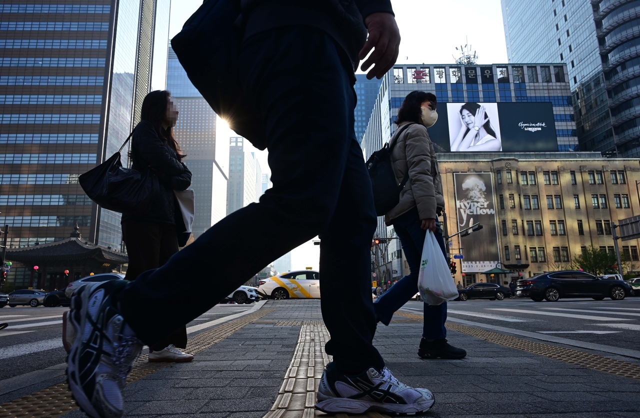South Koreans commute to work in Seoul on April 4. (Lee Sang-sub/The Korea Herald)