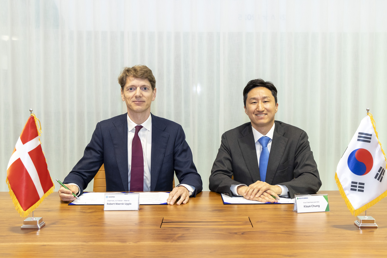 Maersk Chair Robert Maersk Uggla (left) and HD Hyundai Executive Vice Chair Chung Ki-sun pose at the signing ceremony for a comprehensive partnership between the two companies at HD Hyundai Global R&D Center in Seongnam, Gyeonggi Province, on April 24. (HD Hyundai)