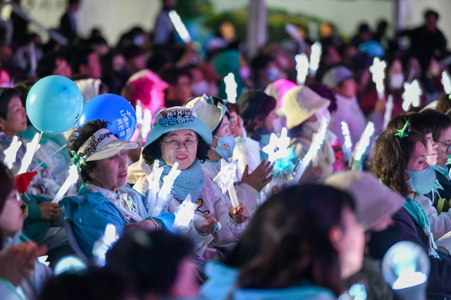 축제장을 찾은 방문객들이 폐막공연을 즐기고 있다 [영주시제공]