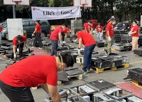 LG Electronics ' employees in the Philippines collecting old home appliances (LG Electronics Inc.)