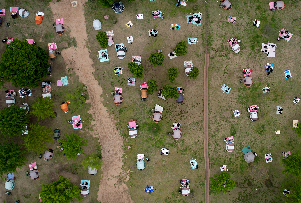 Citizens relax on picnic mats and in tents at Yeouido Hangang Park in Seoul on Tuesday, enjoying the final day of the May holiday. (Yonhap)