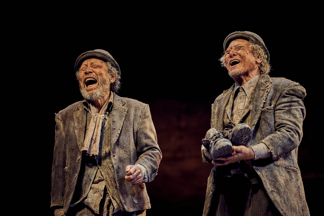 Veteran senior actors Shin Gu (left) and Park Geun-hyung perform a scene from "Waiting for Godot." (Park Company)