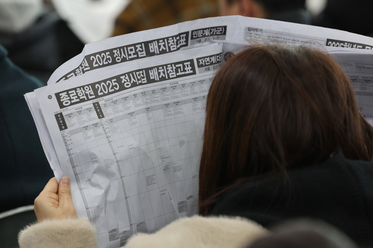 학생과 학부모들이 입시자료를 살펴보고 있다. [연합]
