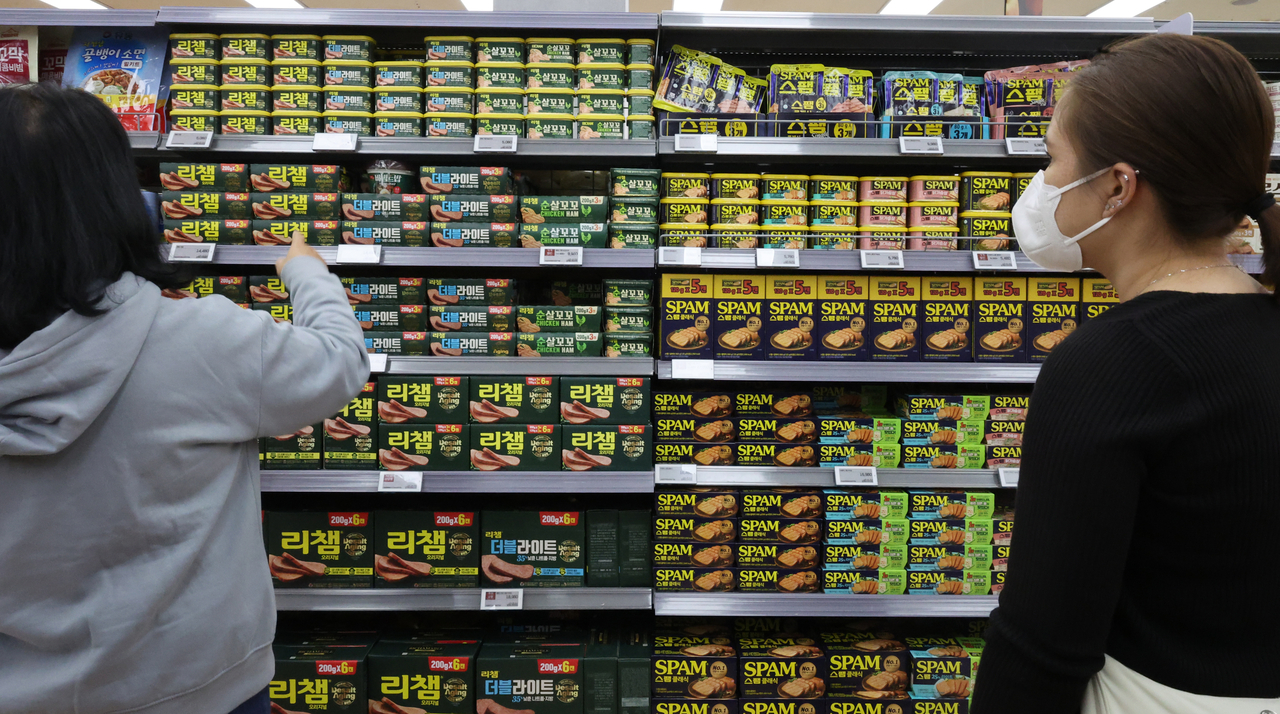 Processed meat displayed at a supermarket on Apr. 16 (Yonhap)
