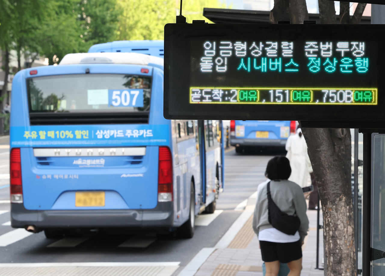 서울 시내버스 노사협상이 결렬되면서 노조가 ‘준법투쟁’에 돌입한 30일 오전 용산구 한 버스 정류장 전광판에 준법투쟁 안내문이 표시되고 있다. [연합]
