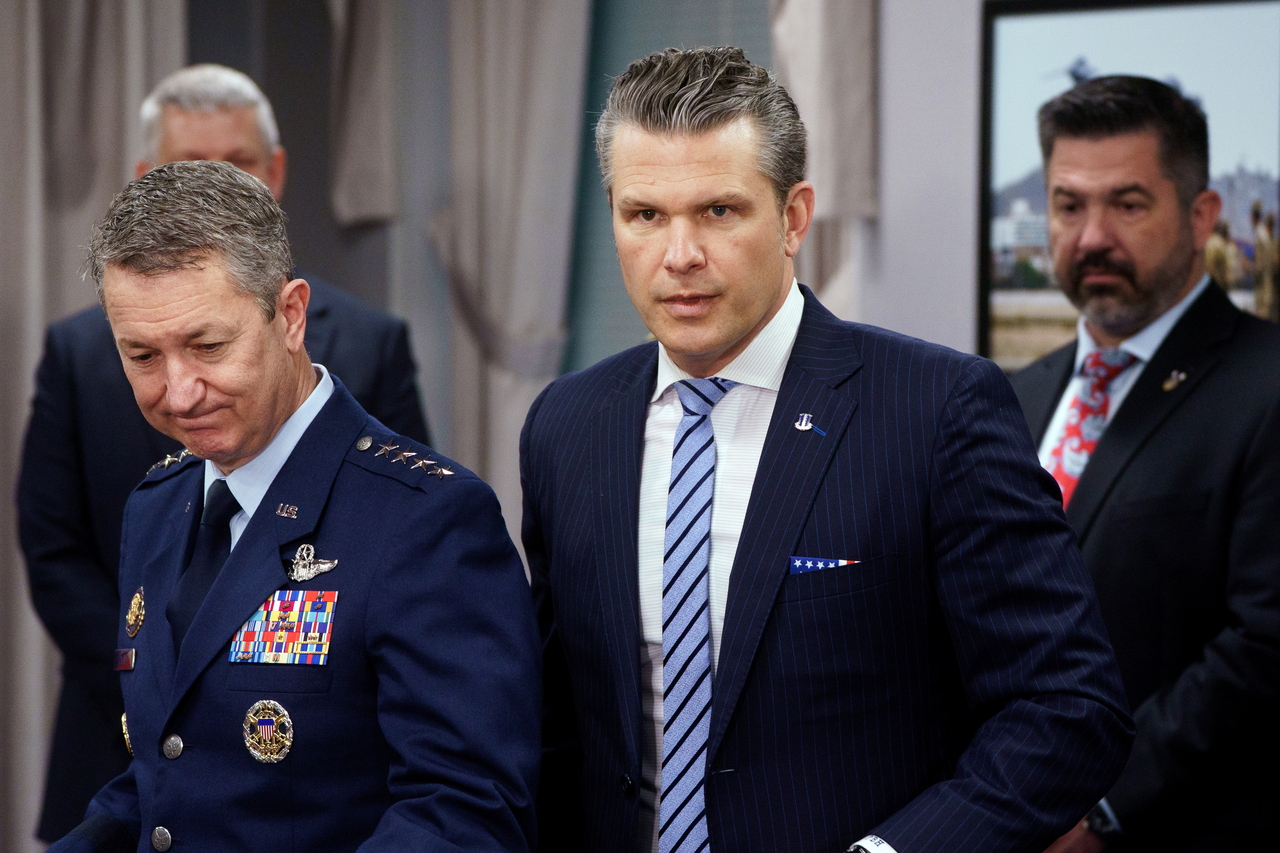 US Chairman of the Joint Chiefs of Staff Air Force Gen. Dan Caine (left) and US Secretary of Defense Pete Hegseth (center) attend a meeting with the foreign and defense ministers of Peru at the Pentagon in Arlington, Virginia, Monday. (EPA-Yonhap)