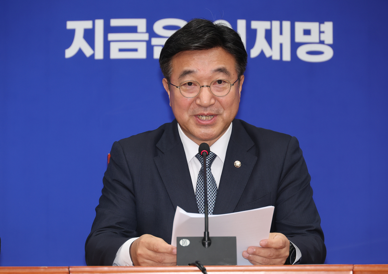 지난 5일 서울 여의도 국회에서 더불어민주당 윤호중 총괄선대본부장이 기자간담회를 하고 있다.  [연합]