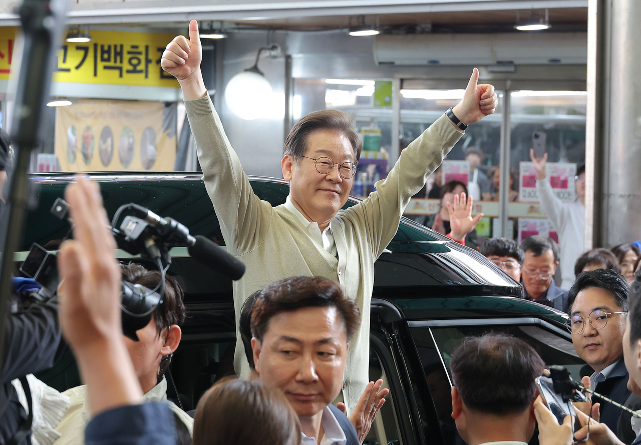 더불어민주당 이재명 대선 후보가 ‘골목골목 경청투어’ : 국토종주편‘에 나선 6일 충북 증평군 증평장뜰시장에서 상인과 지지자들에게 인사를 하고 있다. [연합]