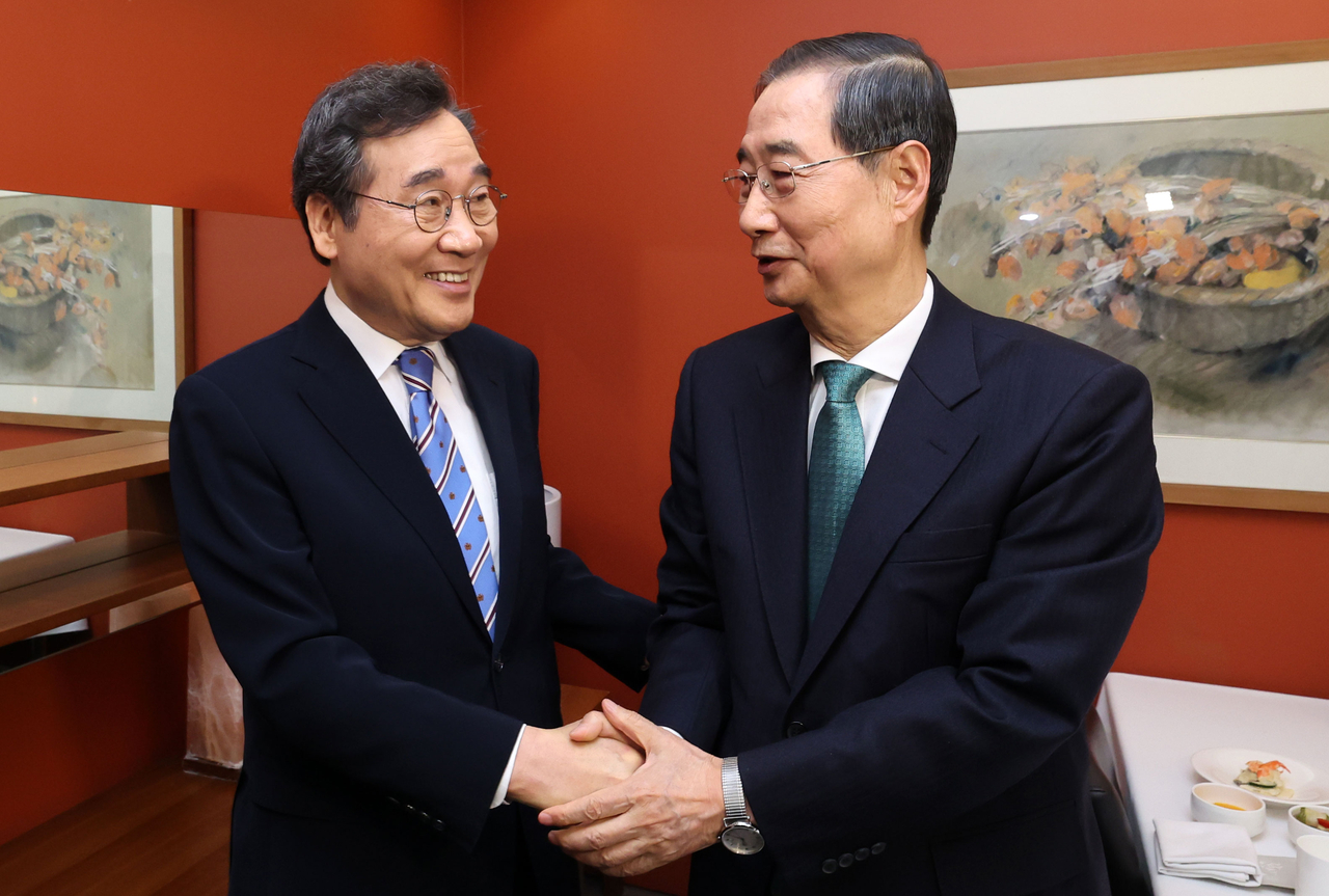 6일 서울 중구 컨퍼런스하우스달개비에서 한덕수(오른쪽) 무소속 대선 예비후보와 이낙연 전 국무총리가 오찬 회동을 하기 전 악수하고 있다. 2025.5.6 [공동취재]
