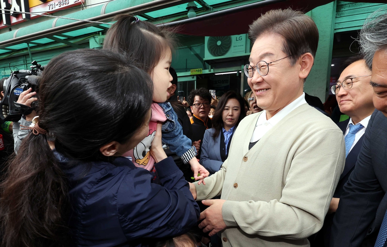 더불어민주당 이재명 대선 후보가 ‘골목골목 경청투어’ : 국토종주편‘에 나선 6일 충북 옥천군 옥천공설시장을 찾아  인사를 하고 있다. [연합]