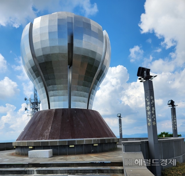 광양시 구봉산 정상에 설치된 봉수대 철거되기 이전 사진. /박대성 기자.