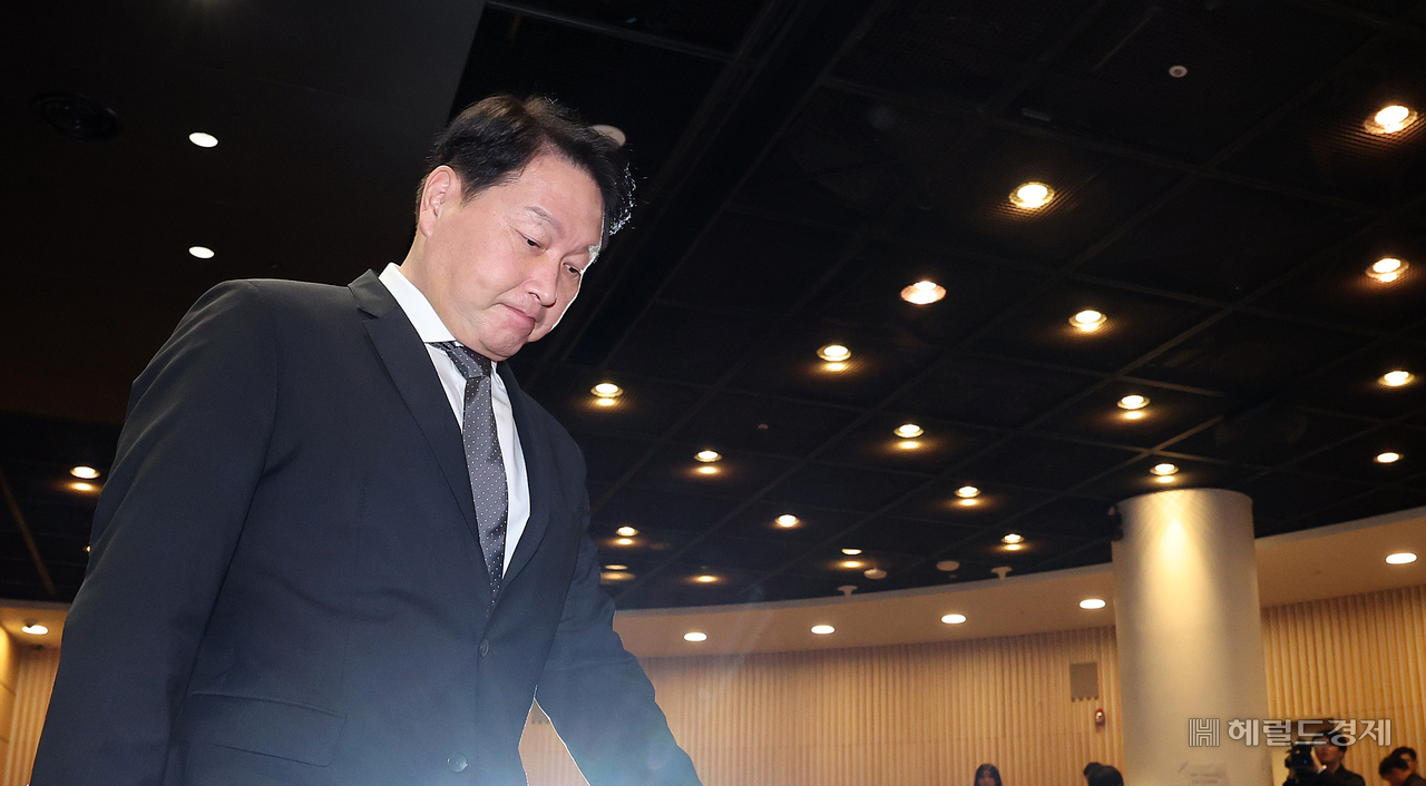 최태원 SK 회장이 7일 오전 서울 중구 SKT타워 SUPEX홀에서 SK텔레콤 해킹 사태 관련 대국민 사과를 마친 뒤 회견장을 나서고 있다. 임세준 기자