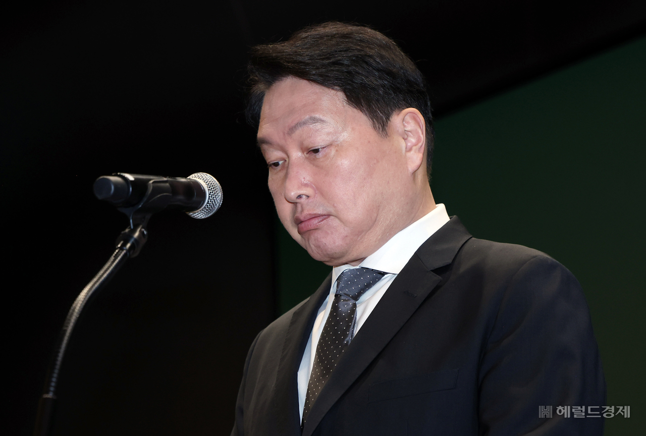 최태원 SK 회장이 7일 오전 서울 중구 SKT타워 SUPEX홀에서 SK텔레콤 해킹 사태 관련 대국민 사과를 하고 있다. 임세준 기자