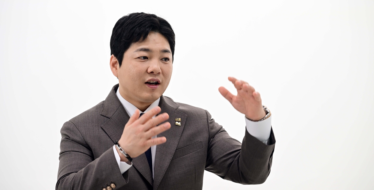 문관백 한국청년회의소(JC) 중앙회장이 4월 18일 오전 서울 용산구 헤럴드스퀘어 스튜디오 A에서 헤럴드경제와 인터뷰를 하고 있다. 문 중앙회장은 이날 인터뷰에서 “한국JC가 보다 혁신적이고 발전적인 조직으로 성장할 수 있도록 최선을 다할 것”이라고 강조했다. 이상섭 기자
