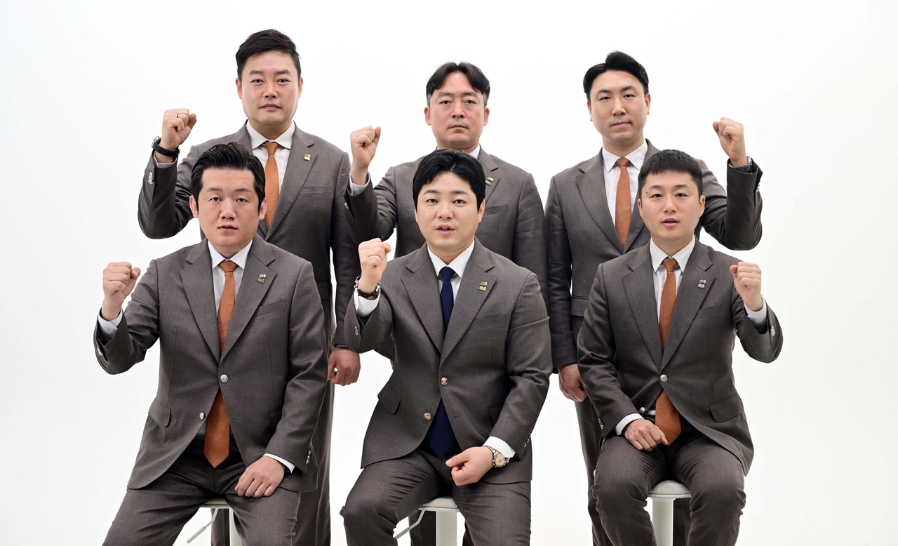문관백 한국청년회의소(JC) 중앙회장(앞줄 가운데)을 비롯한 임원진들이 4월 18일 오전 서울 용산구 헤럴드스퀘어 스튜디오 A에서 단체 기념 사진을 촬영하고 있다. 이상섭 기자