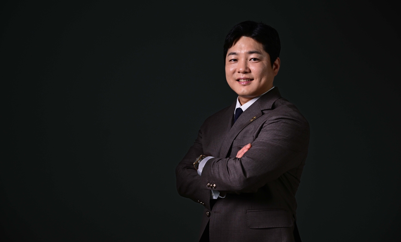 문관백 한국청년회의소(JC) 중앙회장이 4월 18일 오전 서울 용산구 헤럴드스퀘어 스튜디오 A에서 헤럴드경제와 인터뷰를 하기 전 사진 촬영을 하고 있다.  문 중앙회장은 이날 인터뷰에서 “한국JC가 보다 혁신적이고 발전적인 조직으로 성장할 수 있도록 최선을 다할 것”이라고 강조했다. 이상섭 기자