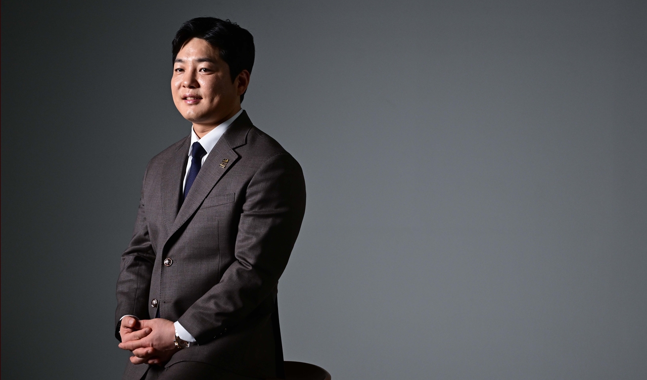 문관백 한국청년회의소(JC) 중앙회장이 4월 18일 오전 서울 용산구 헤럴드스퀘어 스튜디오 A에서 헤럴드경제와 인터뷰를 하기 전 사진 촬영을 하고 있다. 문 중앙회장은 이날 인터뷰에서 “한국JC가 보다 혁신적이고 발전적인 조직으로 성장할 수 있도록 최선을 다할 것”이라고 강조했다. 이상섭 기자