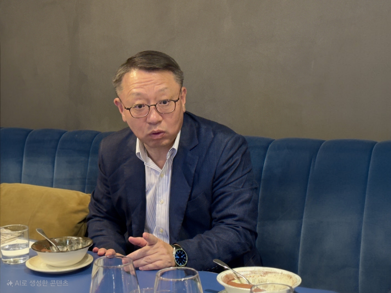 정진완 우리은행장이 밀라노에서 진행된 아시아개발은행(ADB) 출장기자단 간담회에서 기자들의 질문에 답하고 있다. 홍태화 기자