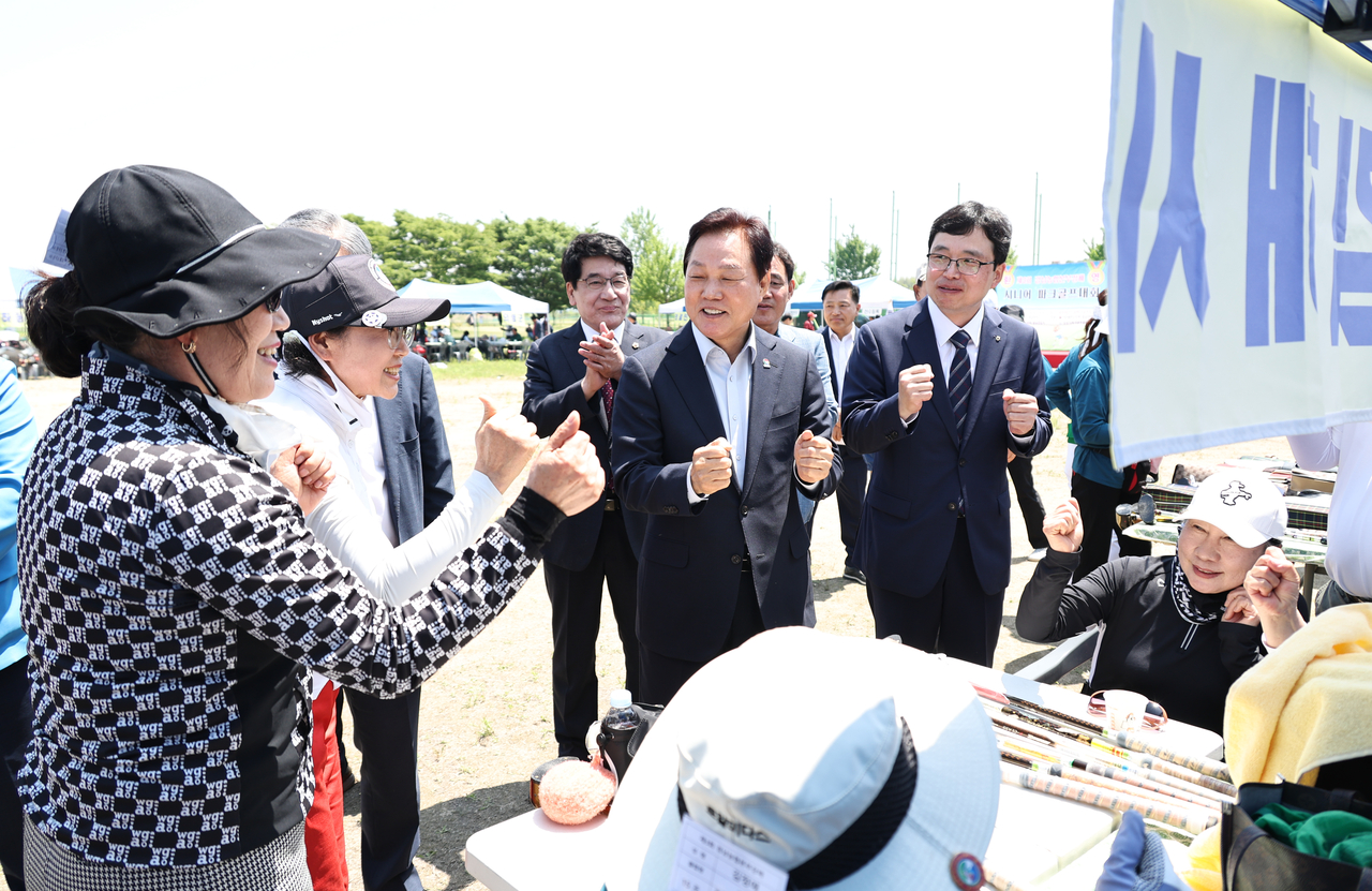 박완수 경남도지사가 7일 창원시 대산면 드림파크골프장에서 열린 ‘제3회 경남농협본부장배 시니어 파크골프대회’에 참석한 선수들과 환담을 나누고 있다. [경남도 제공]