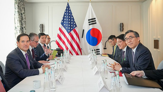 South Korean Foreign Minister Cho Tae-yul (right) and US Secretary of State Marco Rubio (left) hold talks on the margins of an international security conference in Munich, Germany, on Feb. 15, 2025. (Ministry of Foreign Affairs)