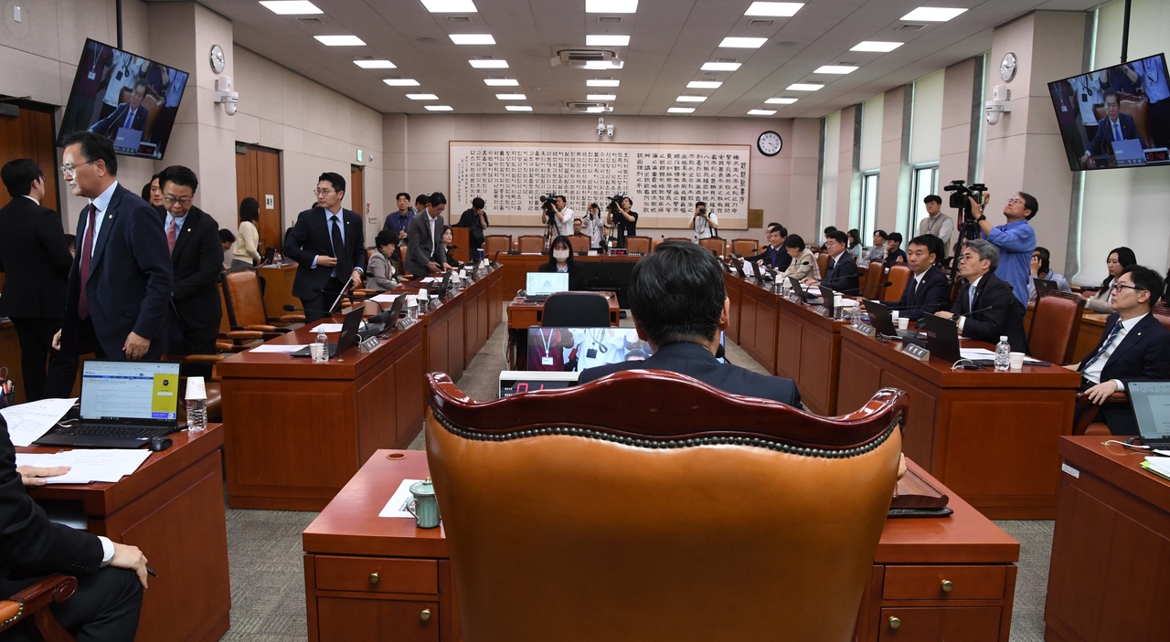 7일 오후 서울 여의도 국회에서 열린 법제사법위원회 전체회의에서 국민의힘 의원들이 표결에 앞서 퇴장하고 있다. 이상섭 기자