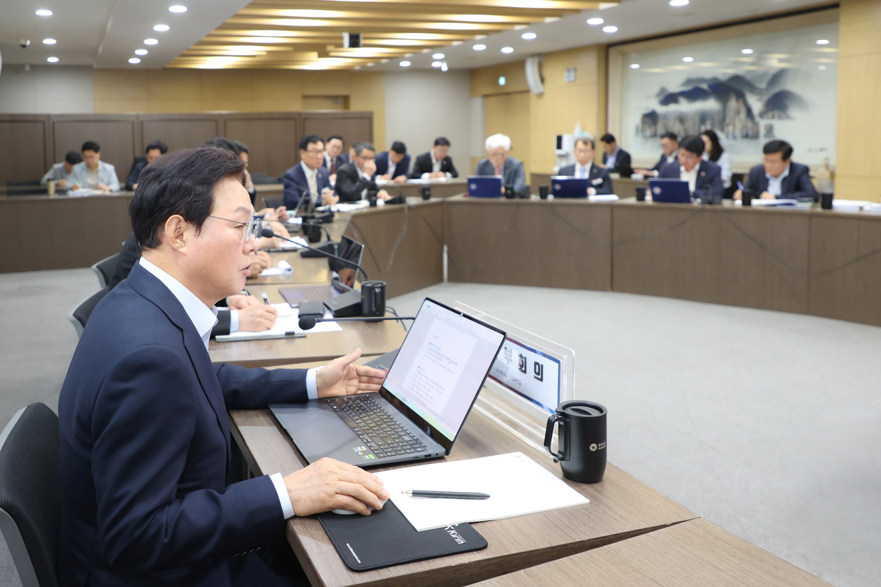 박완수 도지사가 7일 도정회의실에서 확대간부회의를 주재하고 있다. [경남도 제공]