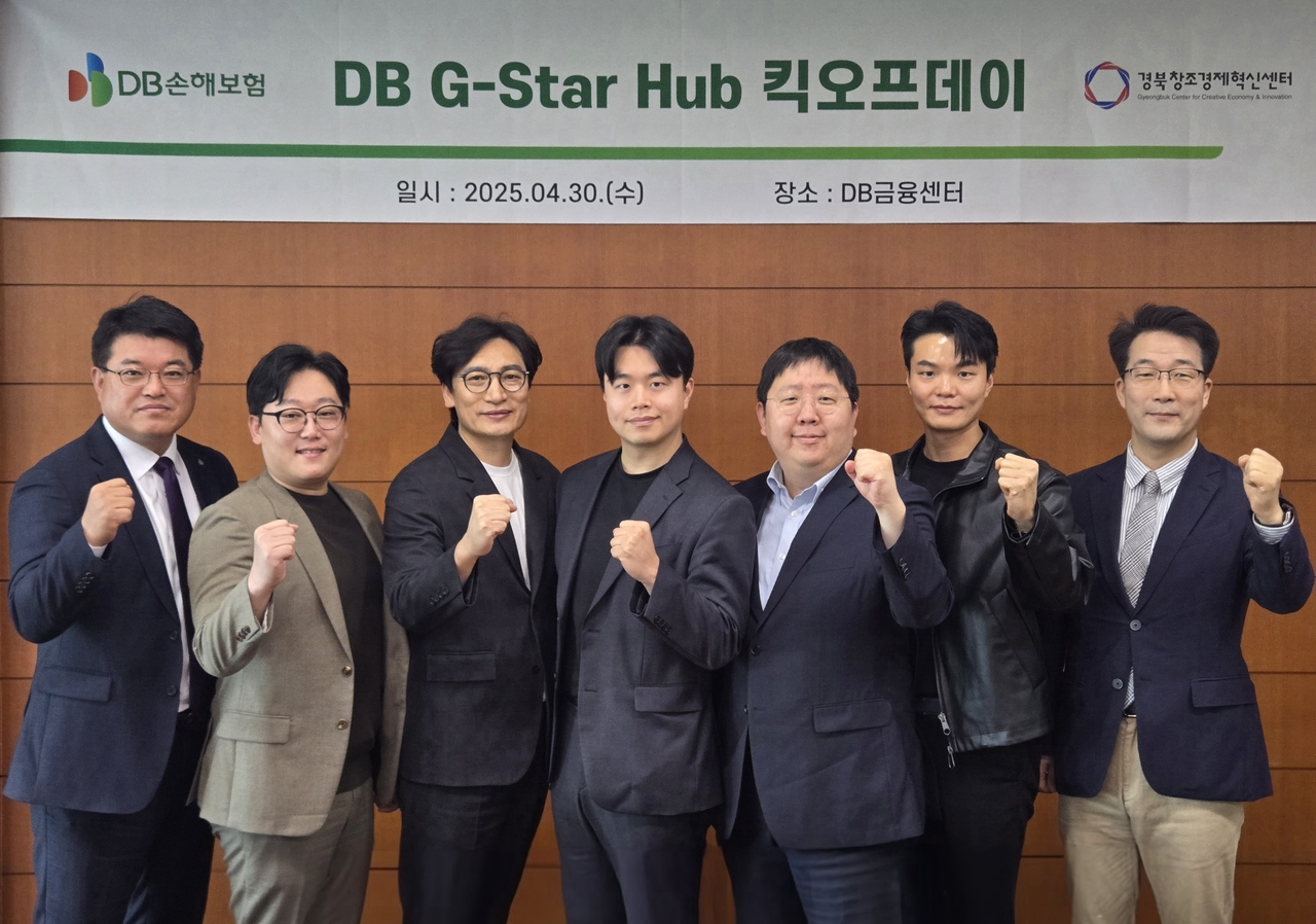 지난달 30일 서울 강남구 대치동 DB금융센터에서 열린 ‘DB 지스타 허브(DB G-Star Hub)’ 킥오프데이에서 심진섭(왼쪽부터) DB손해보험 본부장, 김종호 온어스링크잇 대표, 최성필 데이터몬드 대표, 황성욱 스텝하우 대표, 박태윤 피칸소프트 대표, 정우주 인디제이 대표, 이문락 경북창조경제혁신센터 대표가 기념 촬영을 하고 있다.  [DB손해보험 제공]