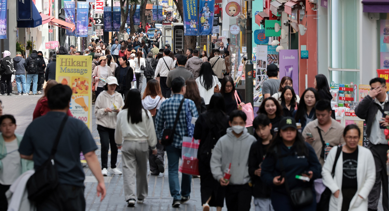 Myeong-dong in Jung-gu, central Seoul, is crowded with pedestrians on Tuesday, as South Korea's four-day holiday weekend comes to a close. (Yonhap)