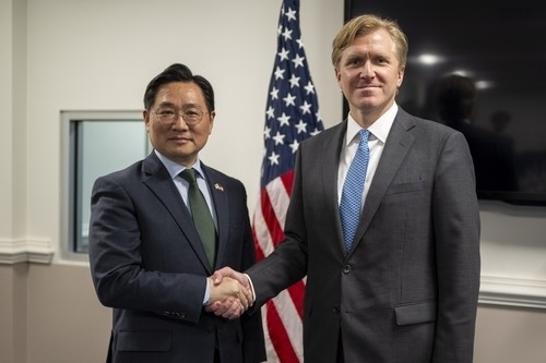 Cho Chang-rae (left), South Korea's deputy defense minister for policy, meets US Under Secretary of Defense for Policy Elbridge Colby after South Korea and the United States held key defense talks in Washington from May 1-2. (Ministry of National Defense)