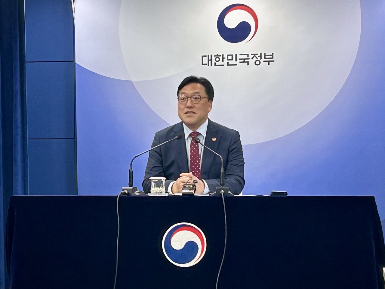 김병환 금융위원장이 7일 정부서울청사에서 열린 월례 기자간담회에서 취재진의 질문에 답하고 있다. [김은희 기자]