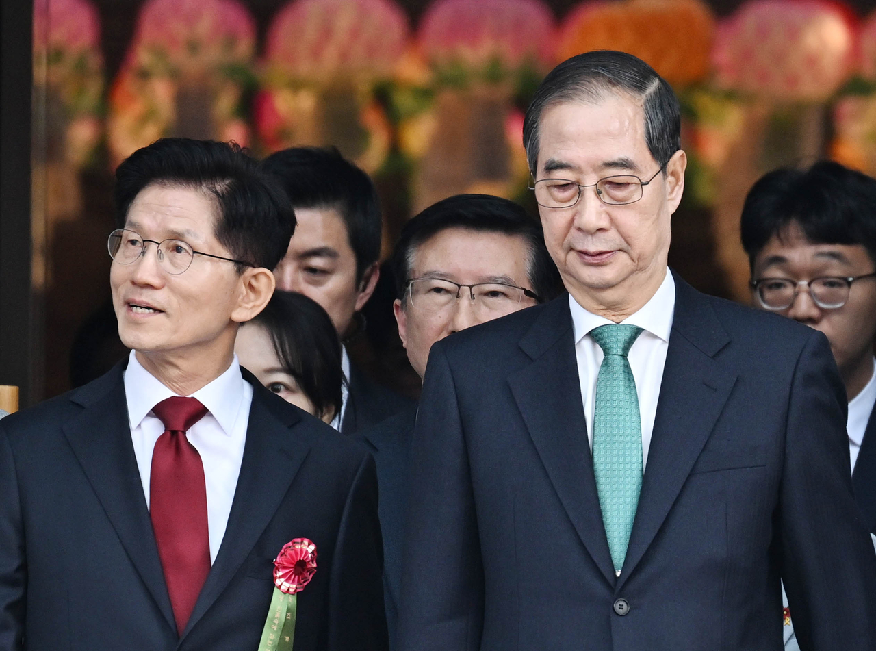 Kim Moon-soo (left), presidential candidate of the People Power Party, and Han Duck-soo, an independent preliminary presidential candidate, attend an event celebrating Buddha's Birthday at Jogye Temple in Seoul on Monday. (Yonhap)