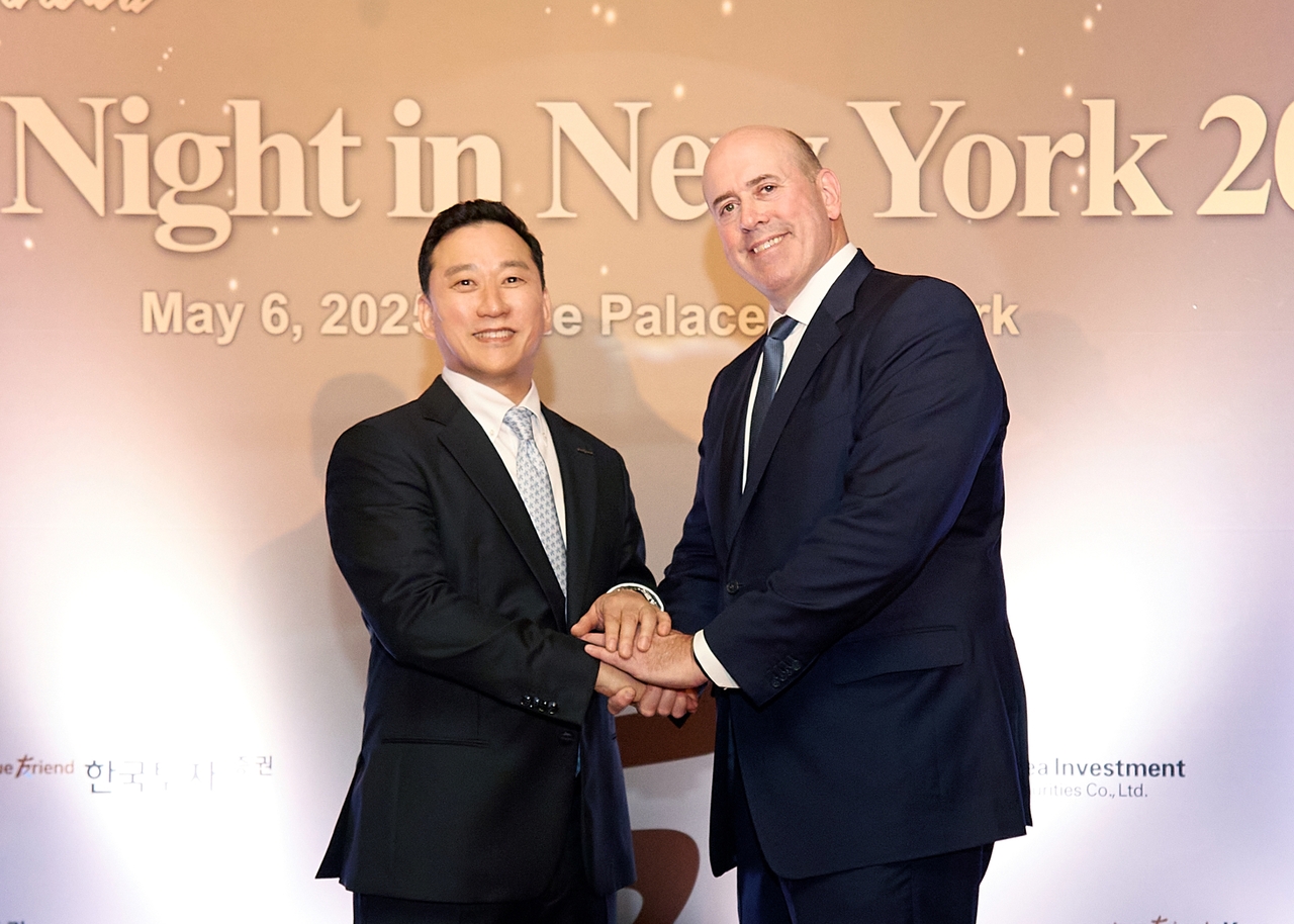 지난 6일(현지시간) 한국투자증권이 미국 뉴욕에서 개최한 글로벌IR 행사 ‘KIS Night in New York 2025’에서 김성환(왼쪽) 한국투자증권 사장과 하비 슈워츠 칼라일그룹 CEO가 기념촬영을 하고 있다. [한국투자증권 제공]