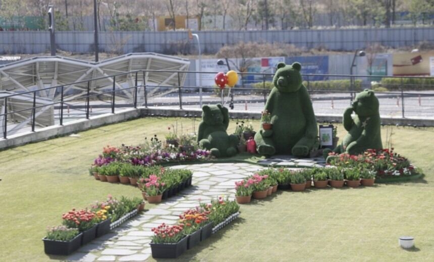 This photo posted on the homepage of the Seoul Botanic Park shows bush and shrub sculptures depicting a family of bears. (Seoul Botanic Park)