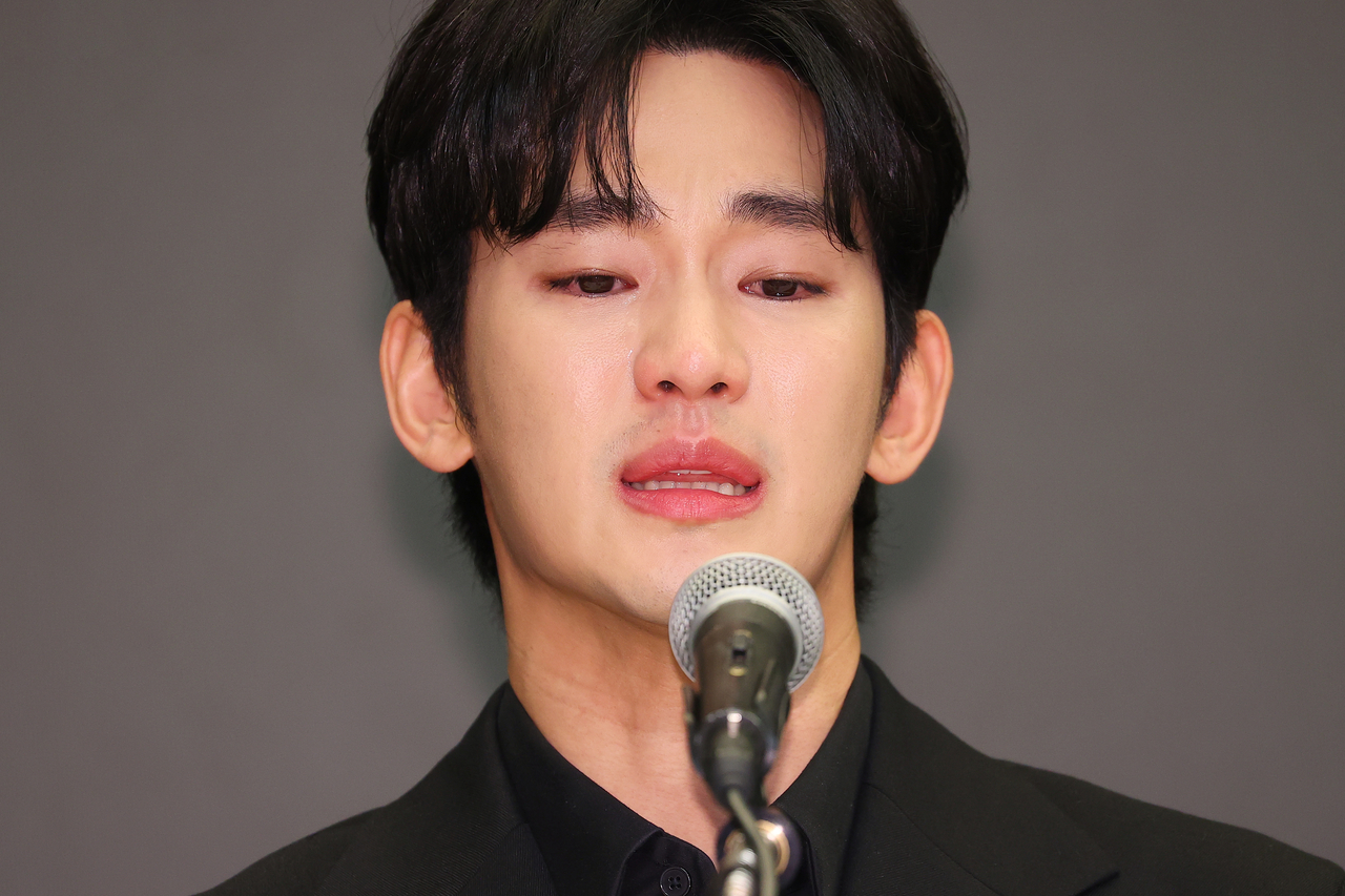 배우 김수현이 31일 오후 서울 마포구 스탠포드 호텔에서 미성년자였던 배우 고 김새론과 교제했다는 의혹과 관련해 입장발표 기자회견을 하고 있다. [연합]