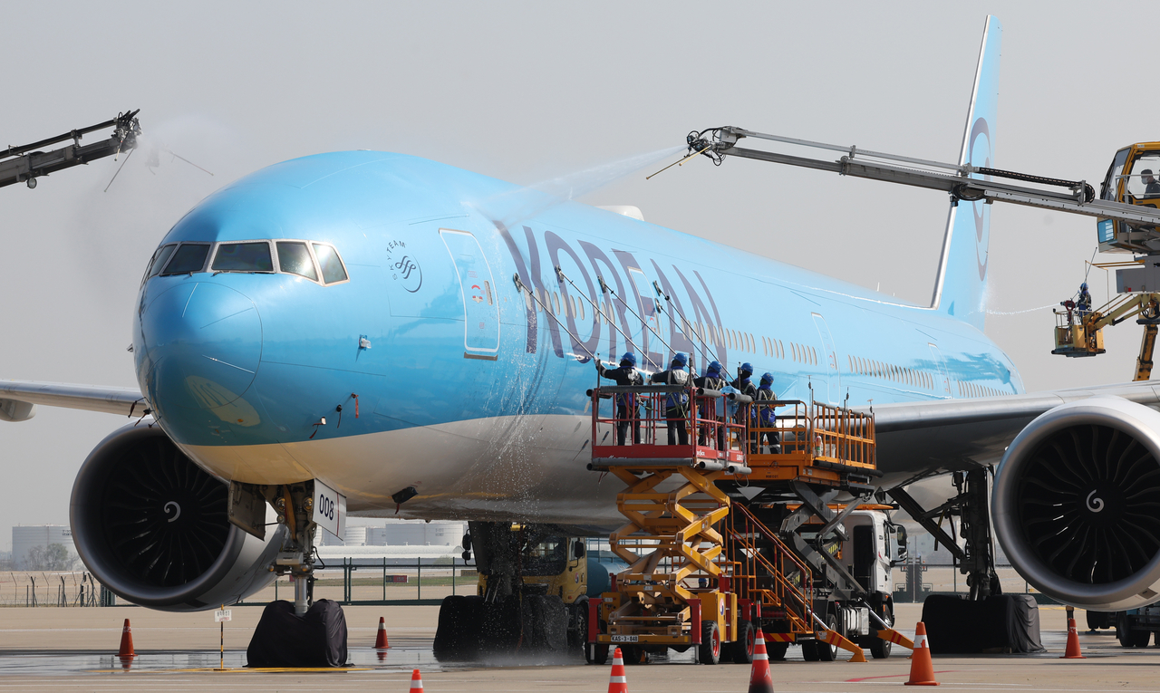 Korean Air conducts its aircraft exterior cleaning in Incheon on April 24. (Yonhap)