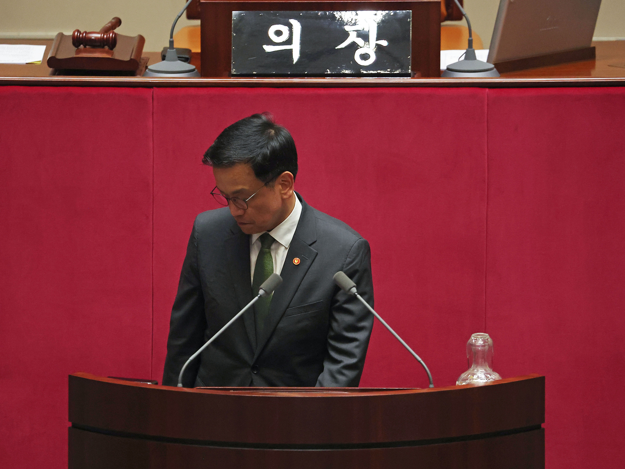 최상목 경제부총리 겸 기획재정부 장관이 1일 국회에서 본회의 표결 절차를 마친 뒤 회의장를 떠나고 있다. [연합]