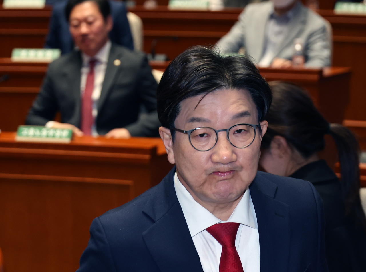 권성동 국민의힘 원내대표가 지난 5일 국회에서 열린 의원총회에 참석해 발언하기 위해 단상으로 향하고 있다. [연합]